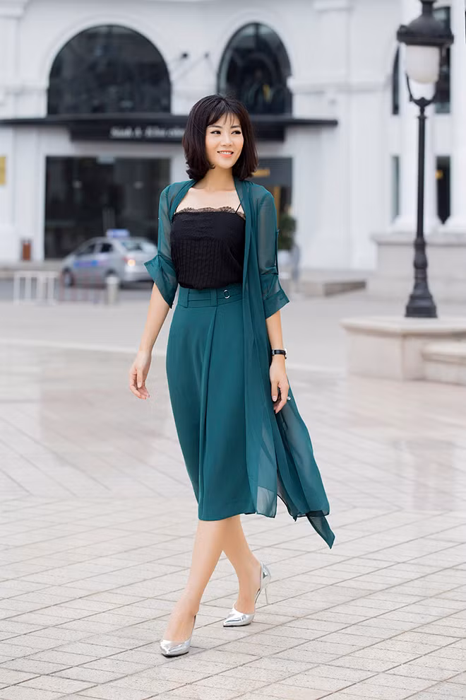Nữ diễn viên sinh năm 1988 trong phim Quỳnh búp bê chứng tỏ mình là người phụ nữ hiện đại qua phong cách thời trang đời thường.