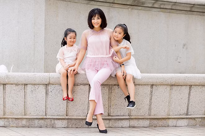 Trong một khung hình khác, Thanh Hương diện "cây hồng" nữ tính.