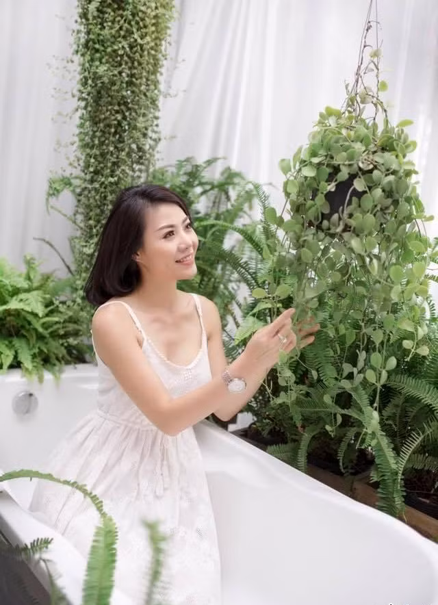 "Lan già" của Quỳnh Búp bê ngoài đời thường hay chọn những chiếc váy đơn giản không quá hở hang mà vẫn khoe được vóc dáng hoàn hảo của mình.