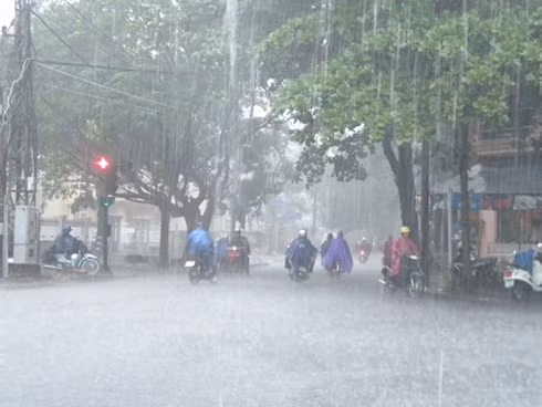 Trong ngày 27/4, khu vực Hà Nội có mưa dông, trong cơn dồng đề phòng có tố, lốc và gió giật mạnh. Ảnh minh họa: KT