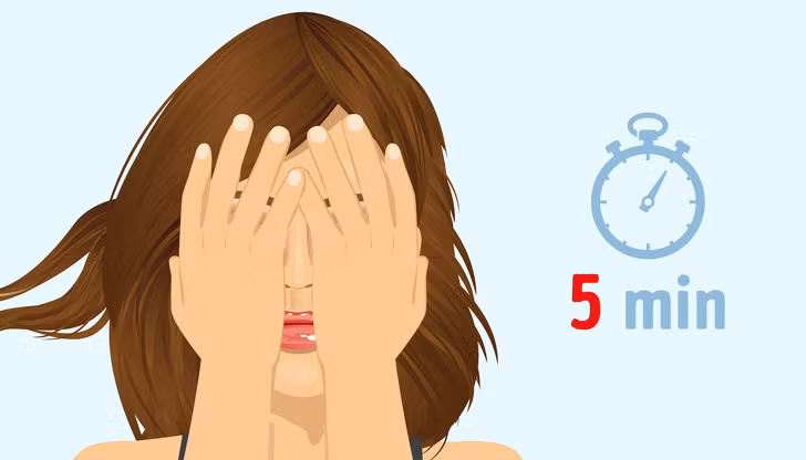 Để mắt tiếp xúc với bóng tối: Bạn hãy chống hai khuỷu tay lên bàn, đưa hai bàn tay lên che kín mắt. Thư giãn và nhìn vào trong bóng tối khoảng 2-5 phút.