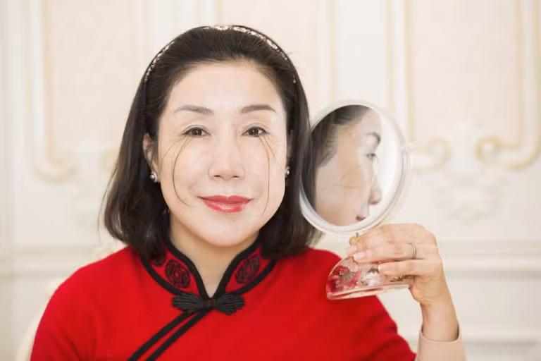 You Jianxia (Trung Quốc) giữ kỷ lục lông mi dài nhất trên thế giới, dài 12,40 cm.