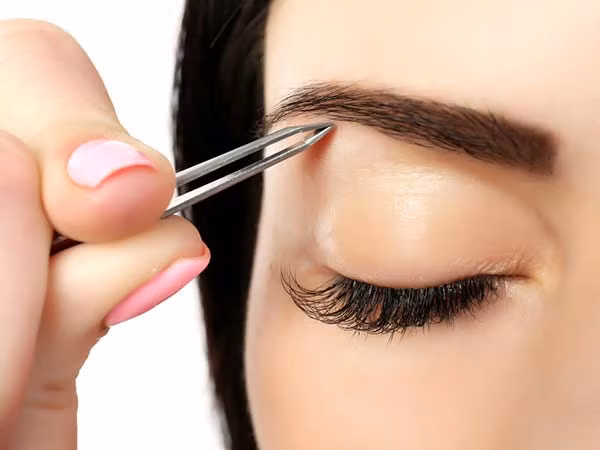 Bước 5: Tỉa lông mày chỉnh chu. Sau đó, bạn chải chuốt lông mày lên để làm cho nó trông bóng mượt.