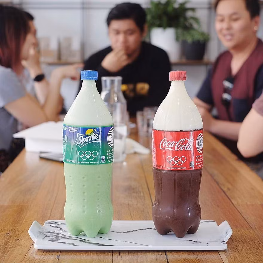 Chỉ với những nguyên liệu thông thường dễ kiếm như socola và bột trà xanh matcha, Andres đã sáng tạo nên những chiếc bánh kem giống hệt chai nước giải khát.