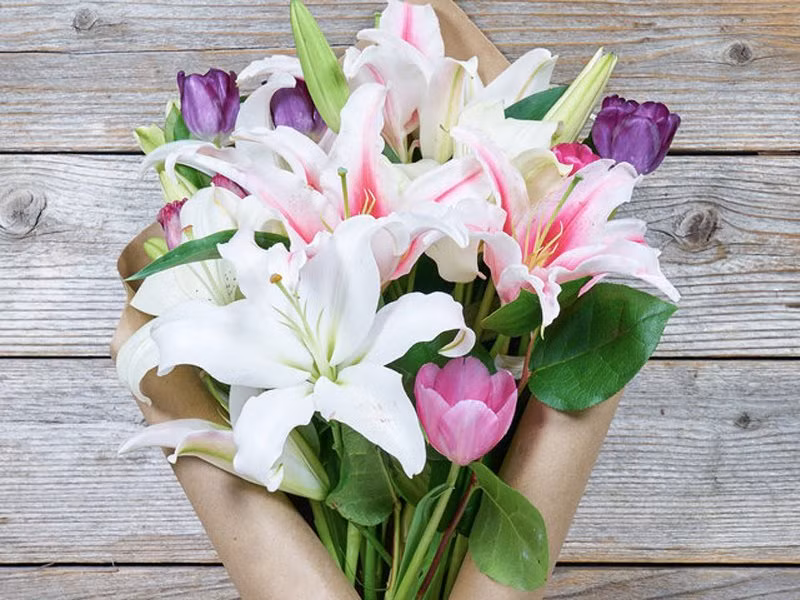 Bó hoa ly kết hợp với hoa tulip cũng là ý tưởng không tồi.