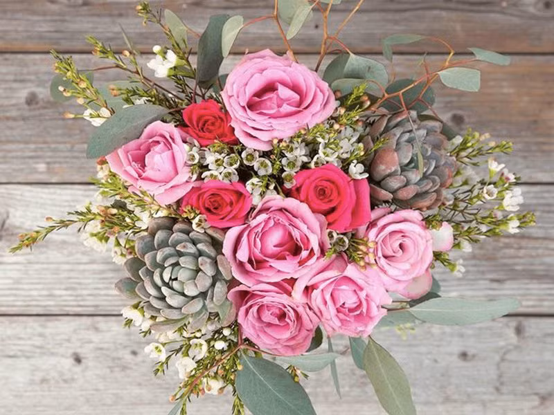 Hoa hồng và hoa đá là một sự kết hợp hoàn hảo. Bó hoa xinh đẹp này sẽ là món quà Valentine cực ấn tượng đối với các bạn gái.