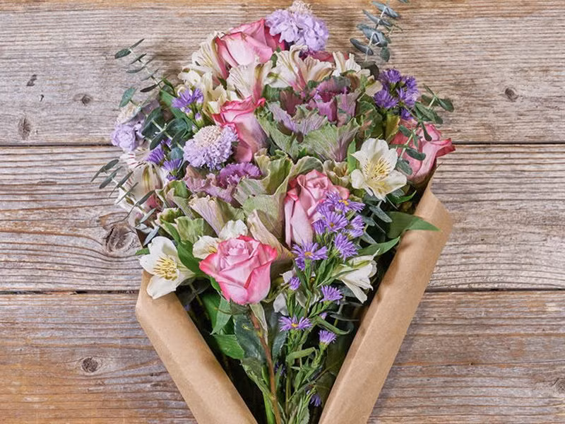 Bó hồng kết hợp với lá bắp cải tím và hoa violet tím quyến rũ.