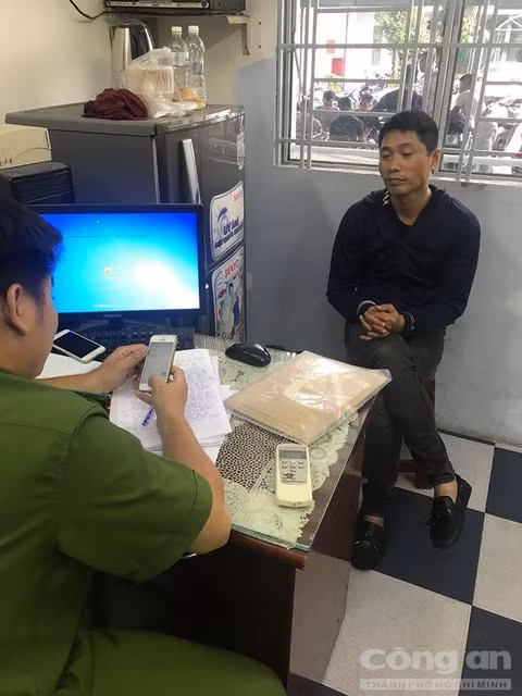 Hoàng Quốc Tuấn làm việc với cơ quan điều tra sau khi bị bắt.