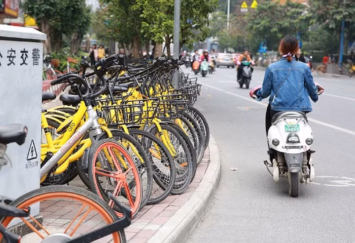 Dịch vụ " xe đạp Uber" này thu hút sự quan tâm của người dân và có tới hàng chục công ty đăng ký kinh doanh loại hình dịch vụ này.