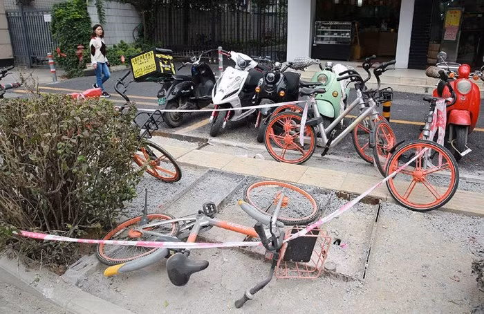 Như vậy, chỉ chưa đầy 1 năm sau thời kỳ bùng nổ, ngành công nghiệp cho thuê xe đạp Trung Quốc rơi vào tình trạng bất ổn, những chiếc xe đạp bị vứt bỏ ngày càng nhiều trên khắp các đường phố Trung Quốc.