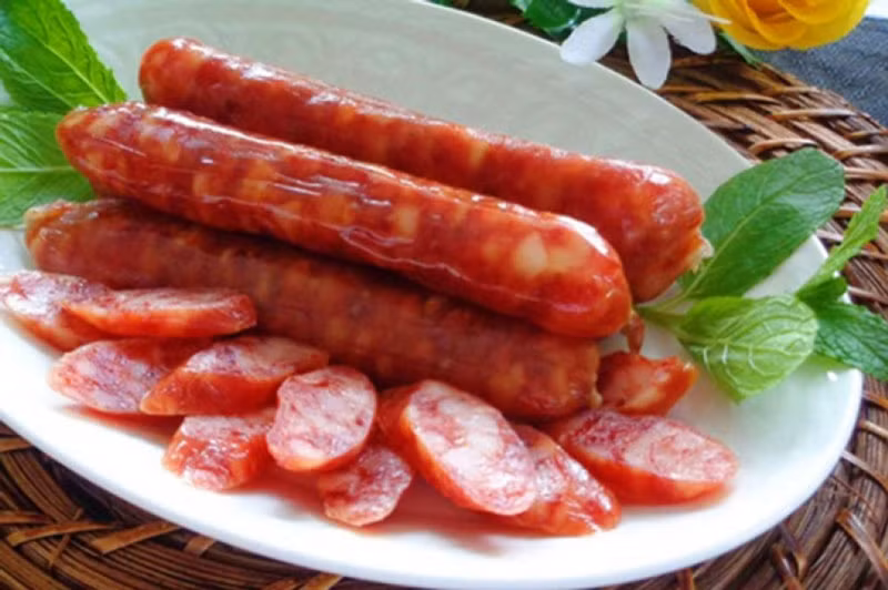 Lạp xưởng cũng là món ngon không thể thiếu của nhiều gia đình trong ngày tết. Để bảo quản thực phẩm Tết này tươi lâu, hãy lấy một cái hộp lớn, đặt vào giữa một cốc rượu trắng rồi xếp lạp xưởng xung quanh.