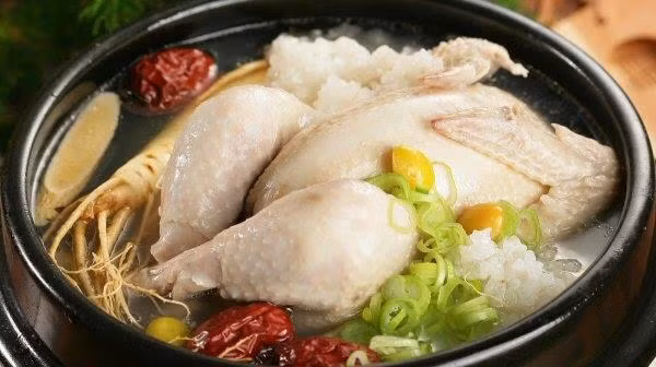 Thực phẩm đã nấu chín, nếu muốn bảo quản phải để nguội rồi mới cho vào tủ lạnh bởi nó có thể làm thức ăn bị biến chất, ngưng đọng hơi nước, gây hại đến các thực phẩm khác và không tốt cho sức khỏe khi ăn. Ảnh: Internet.