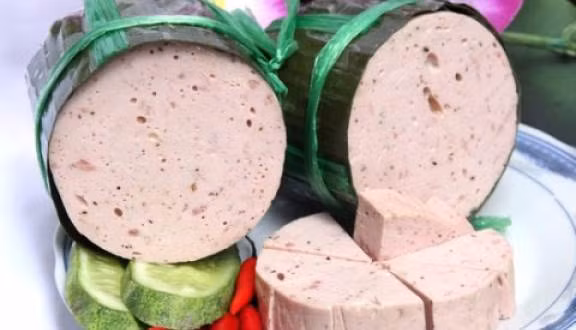 Các loại giò chả mua về nên để trong ngăn đá tủ lạnh, khi dùng thì cho vào túi nilon buộc kín, rồi ngâm nước để rã đông. Giò chả được bảo quản bằng cách này có thể để lâu được khoảng từ 10 ngày đến 2 tuần.