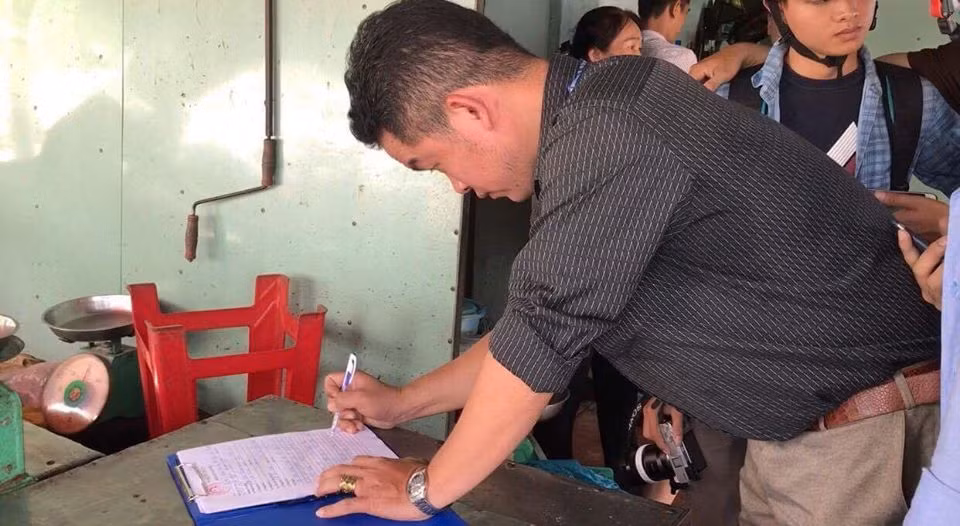 Kiem tra cho thit cho lon nhat TPHCM, phat hien nhieu chuyen “dong troi”-Hinh-3