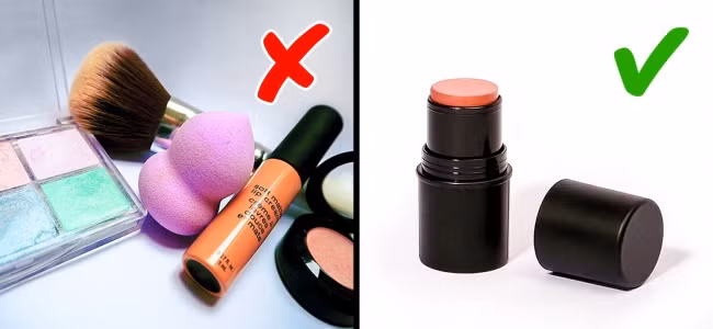 Hãy chọn một sản phẩm có nhiều chức năng như mỹ phẩm vừa là son môi vừa làm được phấn má và mắt. Sản phẩm đặc biệt này vừa giúp bạn tiết kiệm được cả thời gian trang điểm lẫn tiền bạc.