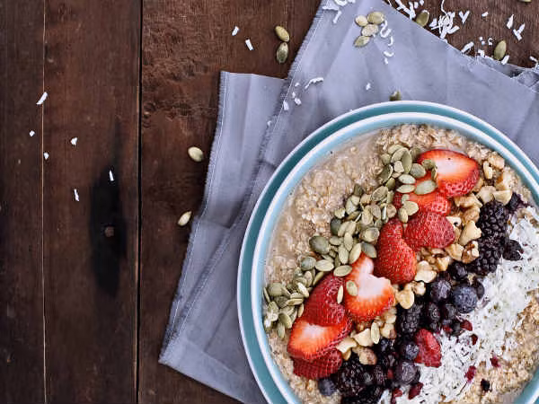 Bột yến mạch là món ăn chống mệt mỏi hoàn hảo. Nó chứa carbohydrate mà cơ thể lưu trữ để cung cấp nhiên liệu cho cơ và não của bạn.
