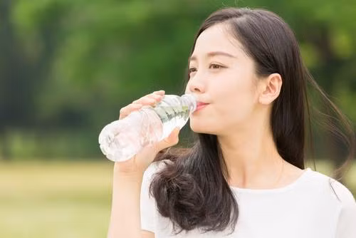 Nước chính là thần dược không thể thiếu trong cuộc công làm đẹp của chị em chúng ta, kể cả tóc. Nước chính là thần dược không thể thiếu trong cuộc công làm đẹp của chị em chúng ta, kể cả tóc.