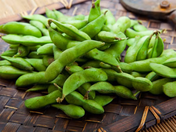 Theo các nghiên cứu, đậu nành có chứa chất estrogen, sử dụng quá nhiều làm tăng nồng độ estrogen của cơ thể, do đó ảnh hưởng đến sức khỏe giới tính nam. Bạn nên sử dụng đậu nành ở mức vừa phải.