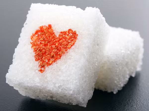 Ăn nhiều đường có thể dẫn tới béo phì và một loạt các vấn đề, bao gồm suy giảm “chuyện ấy”. Điều này là do lượng đường trong máu cao gây ra việc tiết insulin trong cơ thể, làm giảm sản xuất testosterone, hormon làm tăng ham muốn “yêu” của bạn.