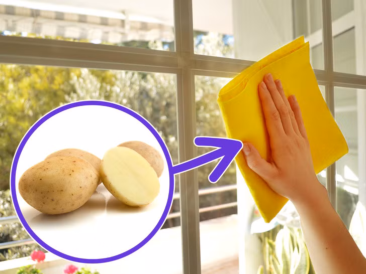 Kính tủ hay kính soi bị hơi nước ẩm ướt làm cho ố mờ, bạn cũng có thể dùng khoai tây chà lên rồi lau sạch lại, mắt kính sẽ sáng đẹp.