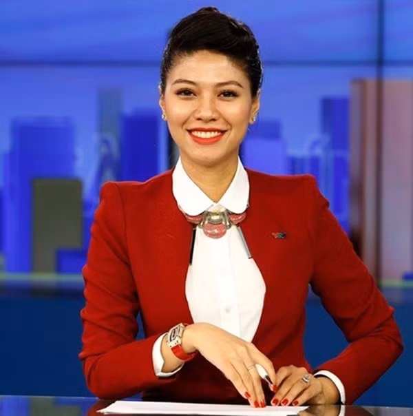 BTV Ngọc Trinh là gương mặt quen thuộc với khán giả Việt Nam. Cách đây ít lâu, cô từng tiết lộ mức lương của mình ở VTV ở vào khoảng 20 - 25 triệu/tháng. Nữ MC xinh đẹp cho biết, mức thu nhập cao hay thấp là hoàn toàn dựa vào công sức bỏ ra và nhu cầu chi tiêu trong cuộc sống.
