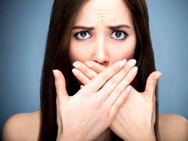 Dưa chuột có tác dụng làm mát cơ thể, ngăn bạn phát ra hơi thở hôi. Nước dưa làm tăng nước bọt và loại bỏ các vi khuẩn có mùi trong miệng.