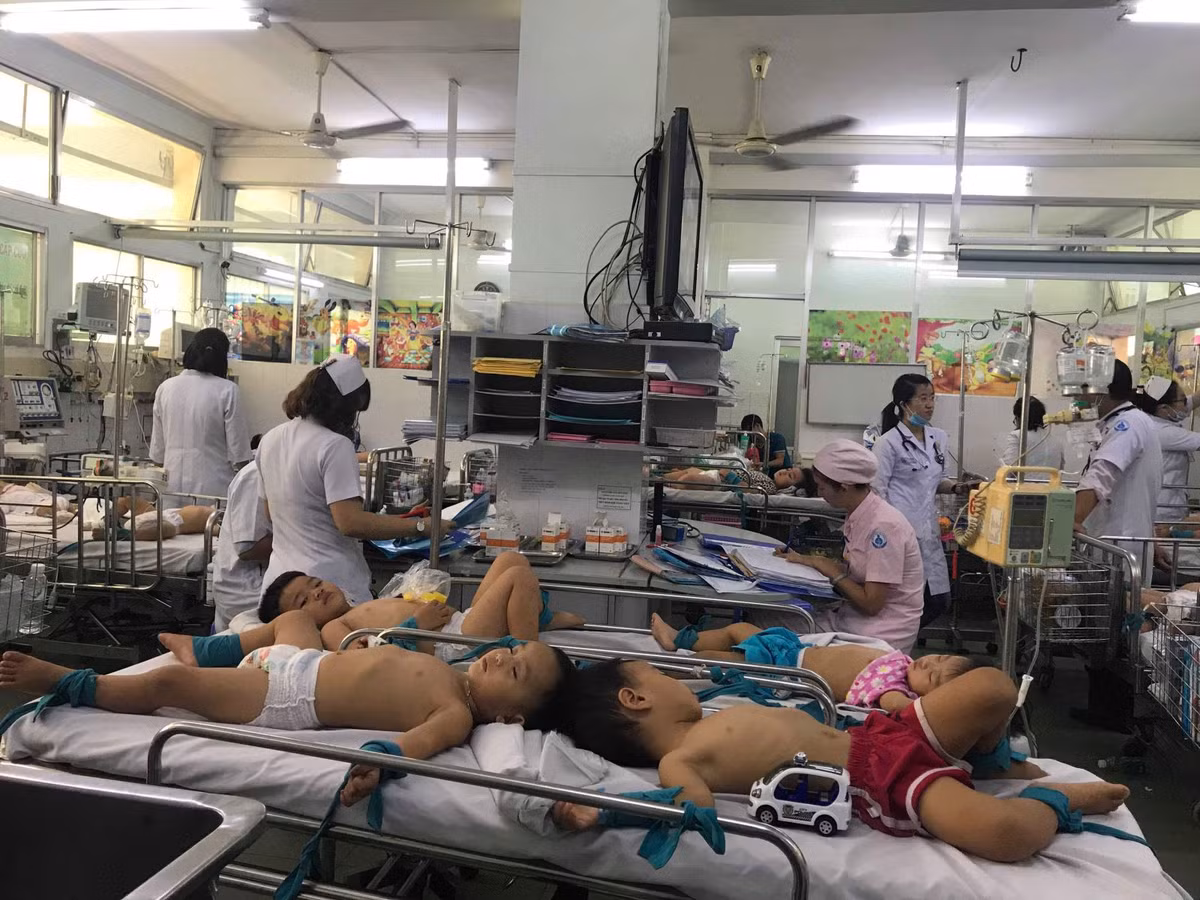 Trẻ bị tay chân miệng trở nặng do chủng vi rút nguy hiểm tái xuất Tre bi tay chan mieng tro nang do chung vi rut nguy hiem tai xuat