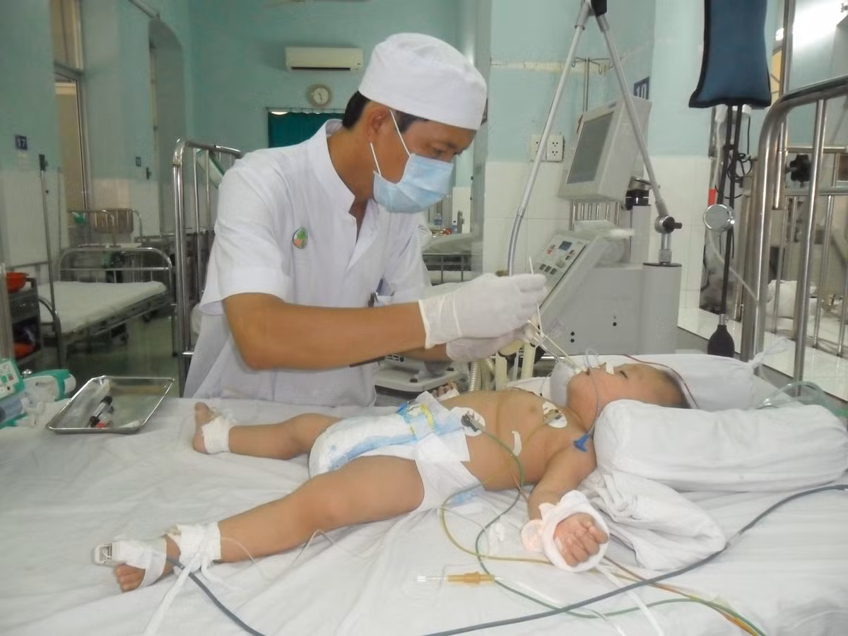 Trẻ bị tay chân miệng trở nặng do chủng vi rút nguy hiểm tái xuất - Hình 3 Tre bi tay chan mieng tro nang do chung vi rut nguy hiem tai xuat-Hinh-3