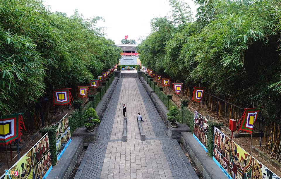 Điểm nổi bật của đoạn đường lên đền là hai hàng tre xanh um tùm tỏa bóng hai bên. Không gian “Đường tre” gợi nhắc hình ảnh của làng quê Việt.
