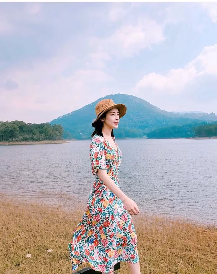 Ngoài ra trong năm 2018, đầm maxi ngắn cổ điển cũng được nhiều người lựa chọn.