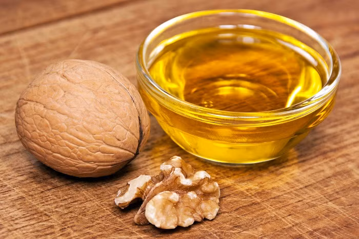 Dầu ăn chứa DHA như dầu óc chó, dầu ô liu, dầu đậu nành…rất tốt cho trí não của bé. Mỗi bữa, các mẹ chỉ cần thêm một thìa dầu vào thức ăn của con để giúp bé phát triển toàn diện.