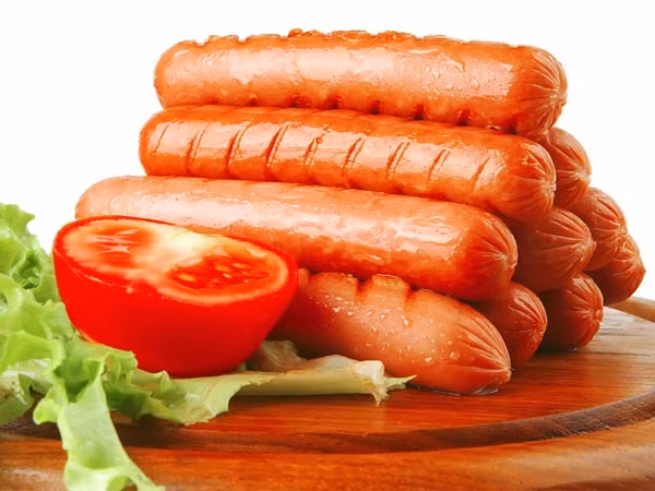 Các loại thịt chế biến sẵn như xúc xích, thịt xông khói...thường có chất bảo quản và chất nitrat gây đau đầu. Chất bảo quản có chứa axit nitric có thể làm giãn mạch máu trong não.