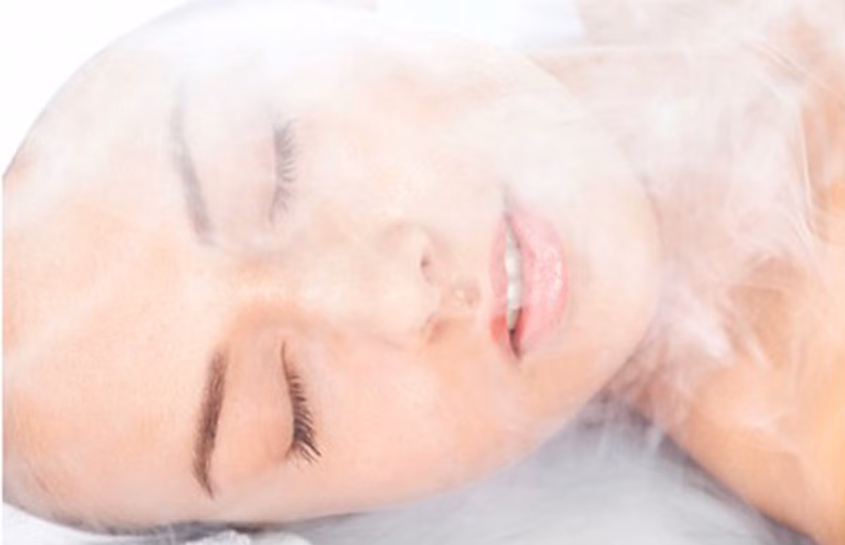 Hơi nước giúp mở các lỗ chân lông để làm sạch chúng và nhờ đó giảm mụn. Đặt khăn lên đầu và để hơi nước tiếp xúc với mặt. Giữ vị trí này trong 5-8 phút. Sau khi làm xong, vỗ nhẹ da. Thực hiện 1-2 lần/tuần. Ảnh: Internet.