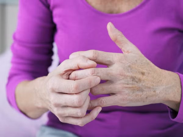  Viêm khớp là tình trạng các cơ xung quanh khớp của cơ thể, như đầu gối, lưng, cổ tay, ngón tay... bị viêm và cứng, gây đau và chuyển động hạn chế. Tình trạng này thường thấy ở những người trên 60 tuổi và có thể xấu đi khi họ lớn tuổi. Sau đây là một số thực phẩm cần tránh để ngăn ngừa viêm khớp.
