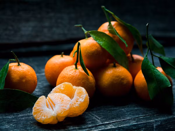 Cam rất giàu vitamin C có tác dụng tuyệt vời trên hệ thống tuần hoàn, đặc biệt là các mao mạch nhỏ mang máu từ động mạch trực tiếp đến các tế bào. Các thực phẩm khác giàu vitamin C là chanh, ớt chuông, dứa, bông cải xanh và dâu tây.
