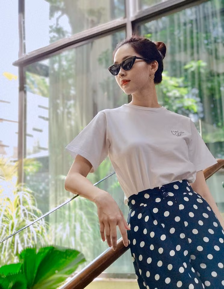 Thời trang của Thu Thảo giản dị, thanh lịch nhưng luôn theo kịp xu hướng.