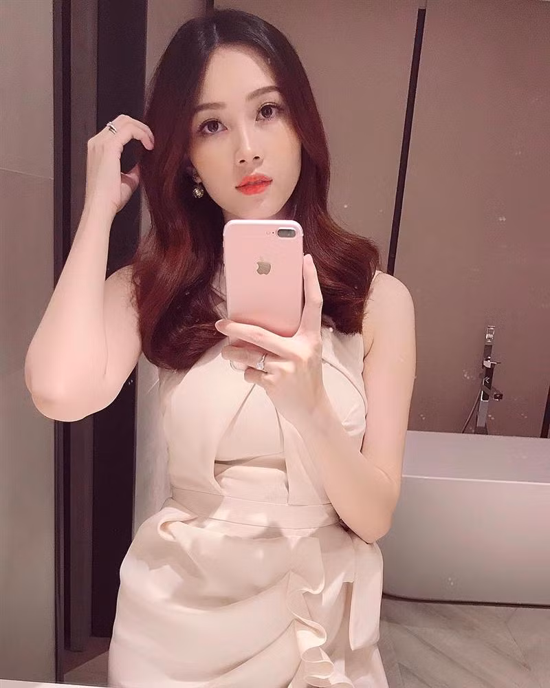 Vẻ đẹp vạn người mê của hoa hậu sau sinh.