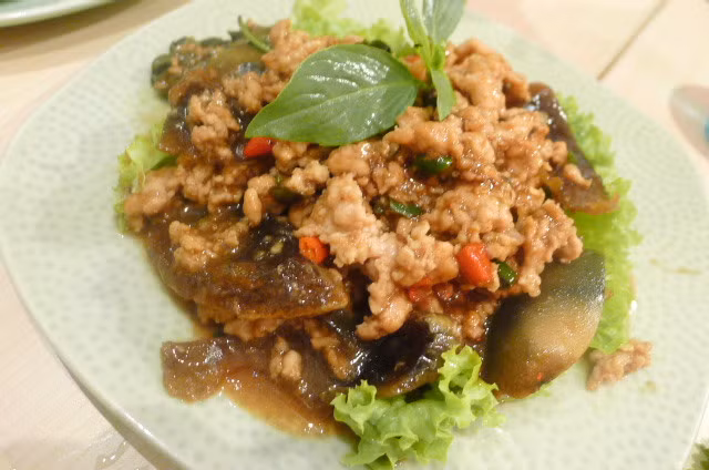 Yum Kai Yeow Maa: Trứng vịt bắc thảo trộn với salad kiểu Thái không phải món dễ ăn, do có mùi vị khiến nhiều người phải bịt mũi.