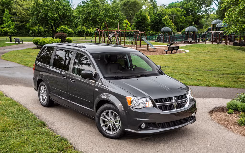Dodge Grand Caravan - 2007: Dự kiến sẽ được kế nhiệm bởi Chrysler Pacifica trong cùng tập đoàn FCA, nhưng hiện tại Grand Caravan vẫn đang được cung cấp ra thị trường. Chiếc xe ra mắt vào năm 2007 và đã trải qua nhiều lần nâng cấp trong suốt hơn một thập kỷ. Vẫn được đánh giá cao bởi sự đa dụng, chiếc MVP này chắc chắn sẽ tiếp tục được Dodge “quan tâm chăm sóc” thêm nhiều năm nữa.