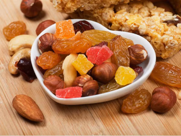 Trái cây khô cũng là một lựa chọn tuyệt vời để ăn trước khi luyện tập. Đó là vì quả khô rất nhẹ và chúng chứa đầy các carbohydrate đơn giản cung cấp năng lượng tức thời cho cơ thể bạn.