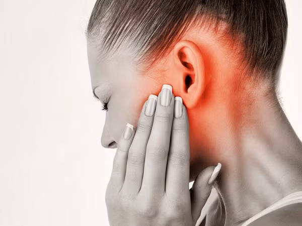 Các triệu chứng của viêm tai giữa bao gồm đau tai nhẹ hoặc nghiêm trọng, cảm giác áp lực liên tục trong tai, khó chịu hoặc nghẹt mũi ở tai, mất thính giác, đau họng, sốt và nhiều vấn đề khác. Sau đây là 10 loại tinh dầu trị viêm tai giữa hiệu quả nhất.