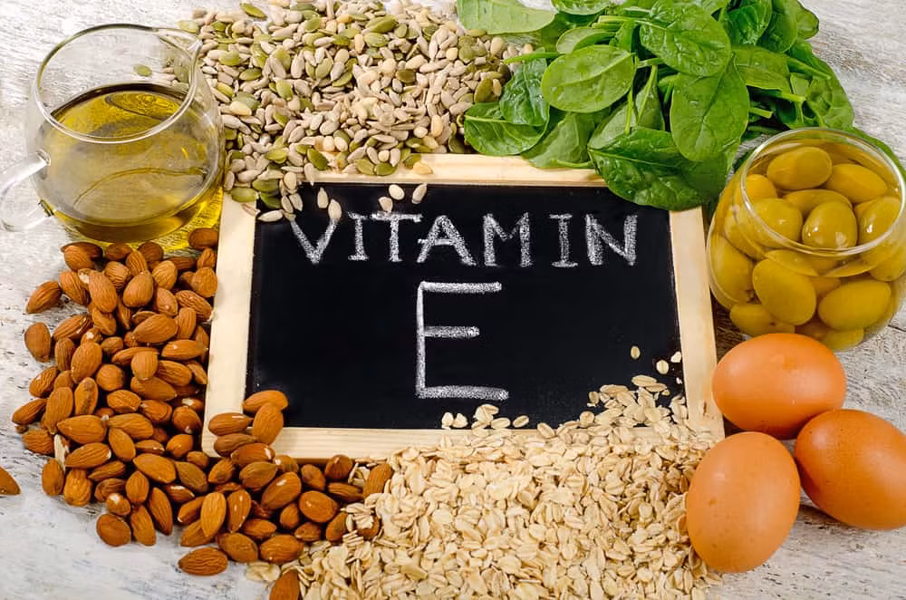 Vitamin E cải thiện lưu thông máu giúp nang tóc hoạt động hiệu quả và do đó thúc đẩy sự phát triển của tóc. Một trong những nguồn vitamin E tốt nhất là hạnh nhân và dầu hạnh nhân.