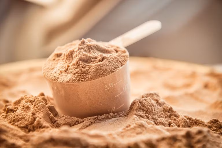 Protein đóng một vai trò rất quan trọng khi nói đến giảm cân. Protein giúp xây dựng và duy trì mô cơ. Mô cơ giúp đốt cháy calo ngay cả khi bạn chỉ ngồi.