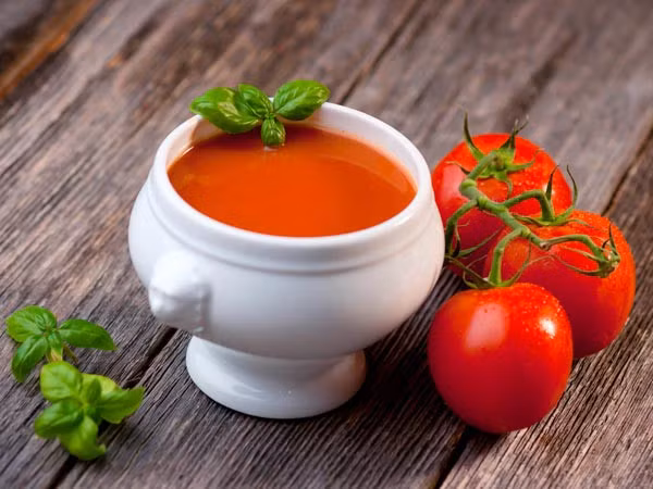 Xay một quả cà chua và sử dụng chúng lên da tay và chân của bạn. Điều này sẽ giúp màu da của bạn trở nên sáng hơn.
