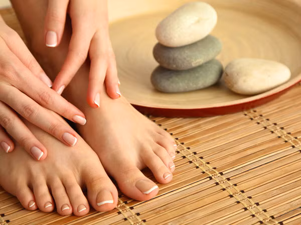Bột nghệ khá hữu ích trong việc tẩy trắng da, trị thâm nám. Trộn bột nghệ với một ít sữa tươi hoặc sữa chua không đường; sau đó chà xát lên da, đợi khoảng 10 phút sau đó rửa lại với nước mát.