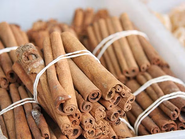 Quế và mật ong: Sử dụng hỗn hợp quế nghiền nhỏ và mật ong trên da tay và chân bạn, sau đó rửa sạch lại bằng nước điều này sẽ khiến tay chân của bạn trở nên trắng sáng và mềm mại.