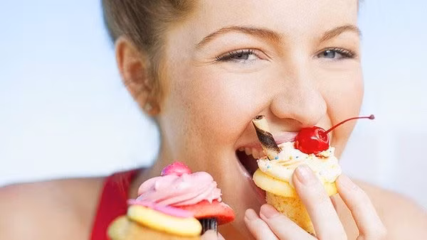 Luôn thèm ăn đồ ngọt trong khi vẫn ăn ngủ tốt thì đó là do hệ thống miễn dịch của bạn đang gặp trục trặc trong việc chuyển đổi đường sang năng lượng.