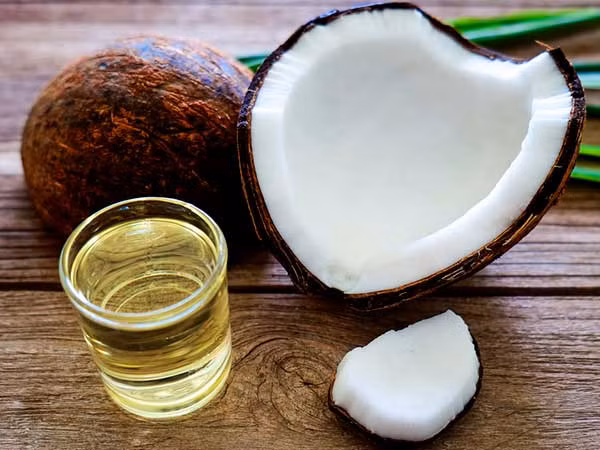 Dầu dừa có đặc tính chống nấm và có khả năng tiêu diệt nấm Candida. Cách sử dụng: Dầu dừa hữu cơ thô có thể dùng để bôi quanh “cậu nhỏ” để giảm các triệu chứng.