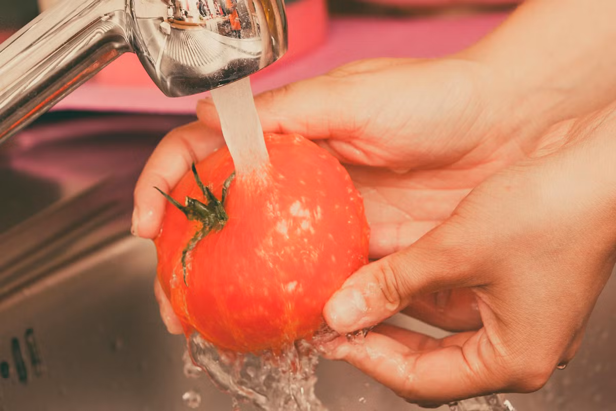 Bạn không thể rửa sạch thuốc trừ sâu từ các sản phẩm thông thường để biến nó thành thực phẩm hữu cơ bởi chất độc đã ngấm vào bên trong.