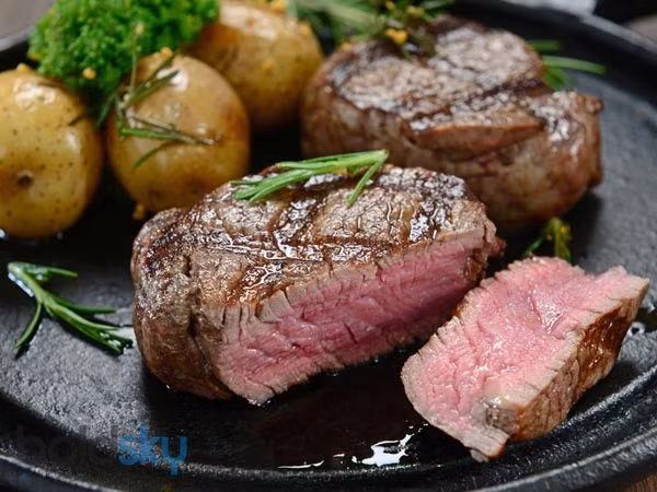 Thịt đỏ cũng chứa nhiều chất béo bão hòa làm tăng cholesterol trong cơ thể. Thay vì dùng thịt đỏ, bạn có thể ăn ức gà hoặc cá có hàm lượng cholesterol thấp.